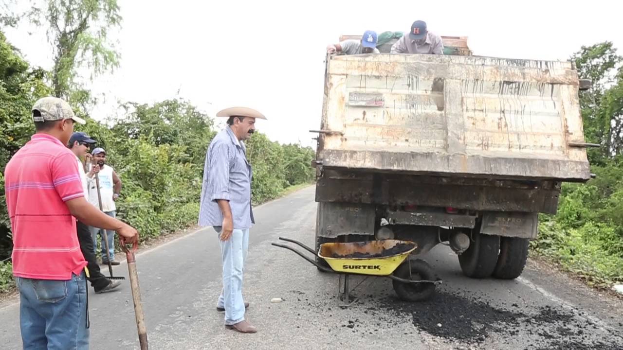 El Amigo Layín Atendiendo el Bacheo en Guadalupe Victoria (La Virocha) Nayarit
