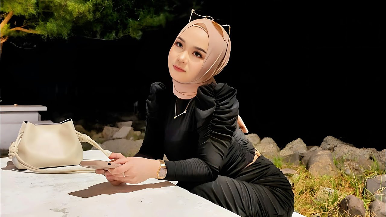 BULAN BERKACA LELY NALADHIPA 