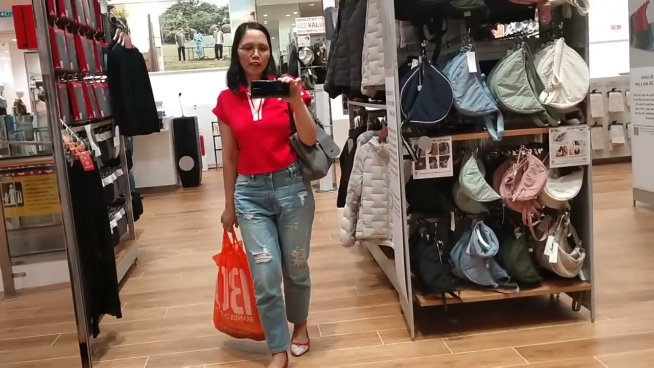 Gumala sa Uniqlo at NU Sentral 