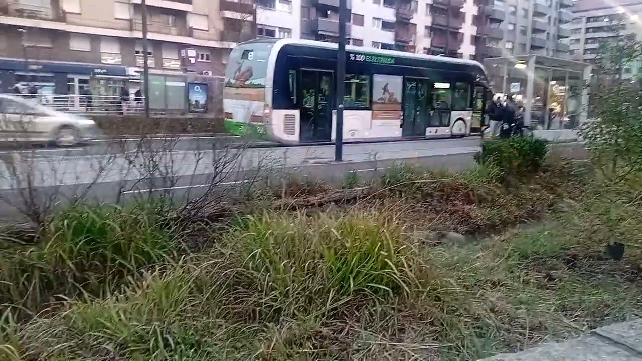 Bei irizar ie tram de tuvisa N°162 en linea 8 UNIBERTSITATEA  100% electrikoa  100%100 eléctrico 