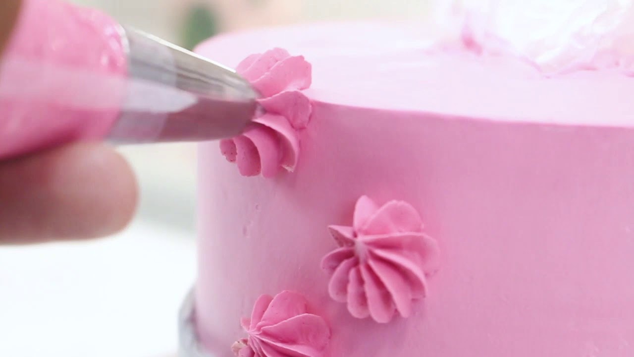Bolo Espatuládo com chantilly e decoração com bicos de confeitar e isomalte