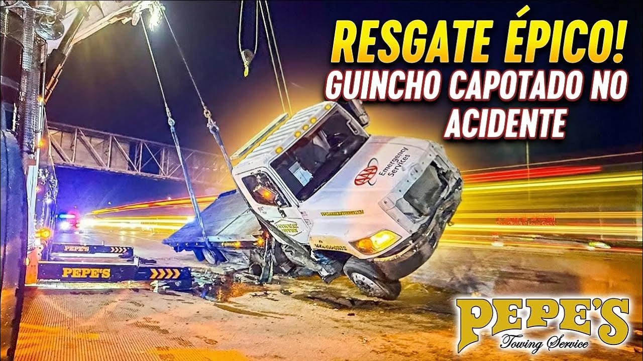 Caminhão-guincho da AAA bateu no divisor e capotou
