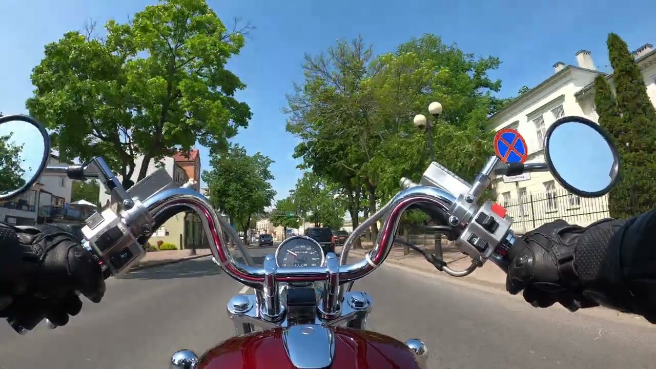 Suzuki Intruder VS 800. Miasto, masa, maszyna