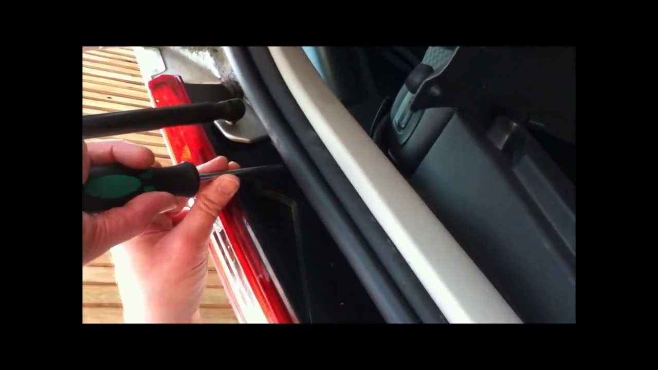 Ford Focus MK2 (UK) replace brake/indicator light