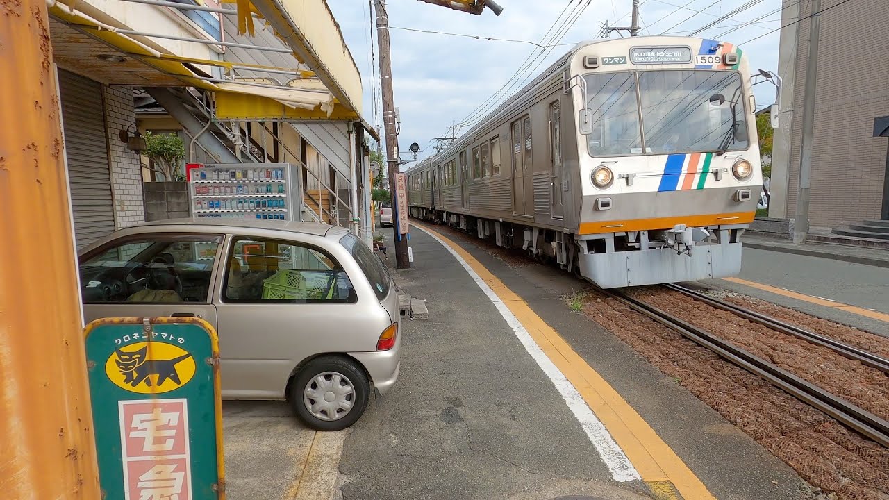 道路を走る大型電車　熊本電鉄 併用軌道走行集