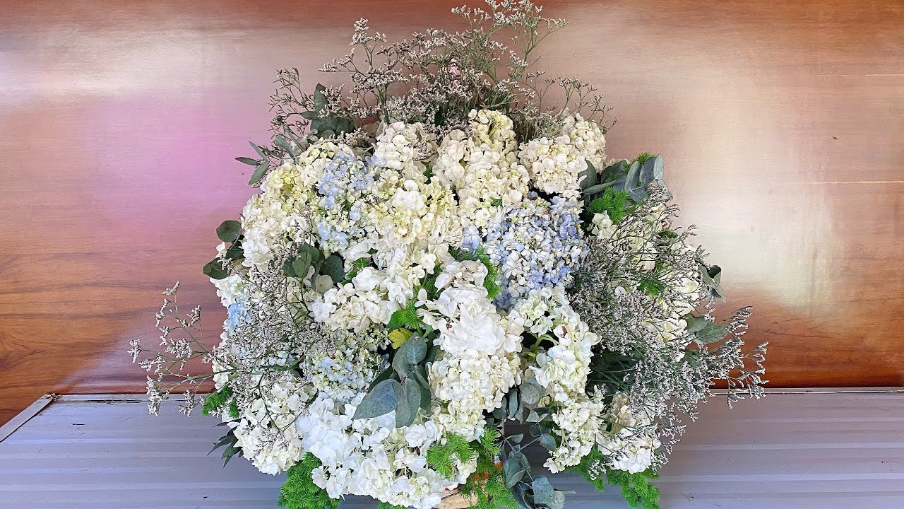 Arranjo com hortênsia para inicio de corredor de cerimonia ‹ Art Fleur ›