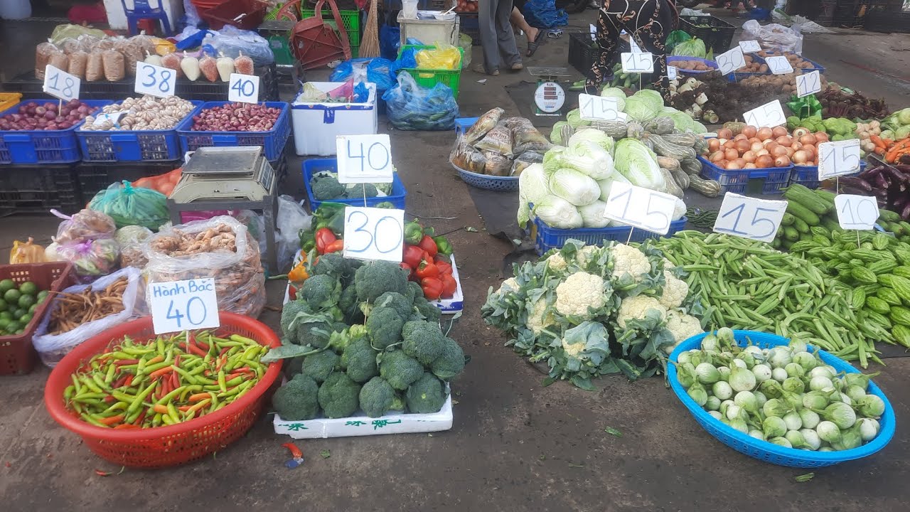 Khu rau chợ đầu mối bình điền 26 tây tháng 1 gẻ như bèo cải gay 5k cà chua 15k  cải làm dưa 5k 