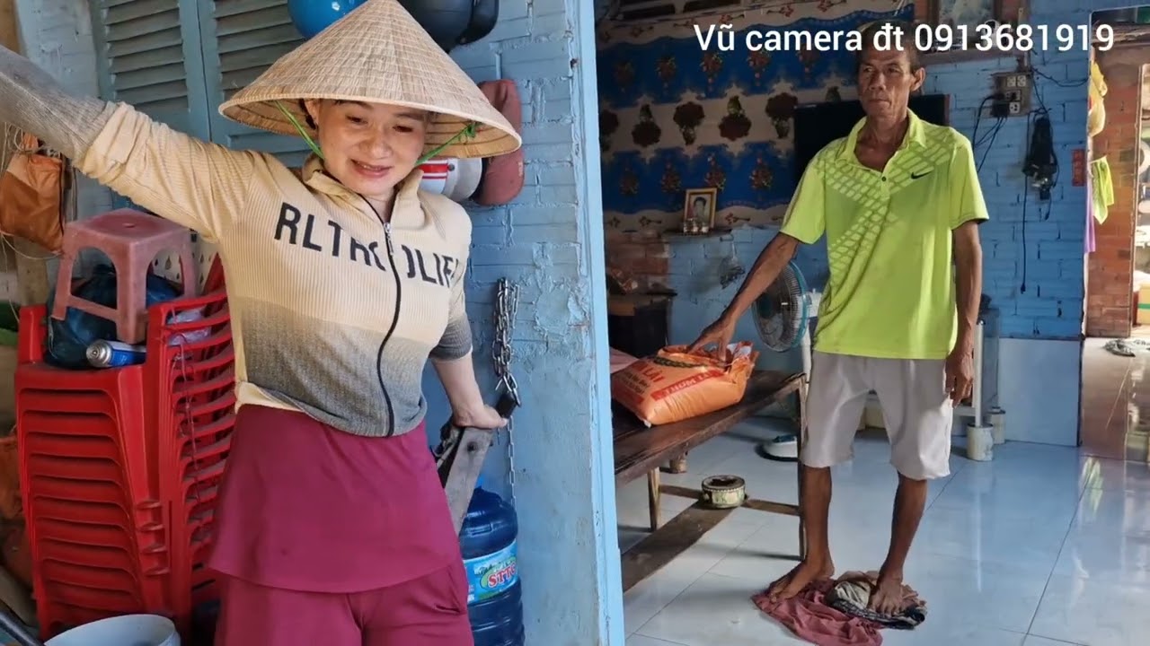Gia đình anh Phụng ở Mỹ gởi tặng 40 phần gạo cho bà con khó khăn ở xã Thới Thuận phân 2