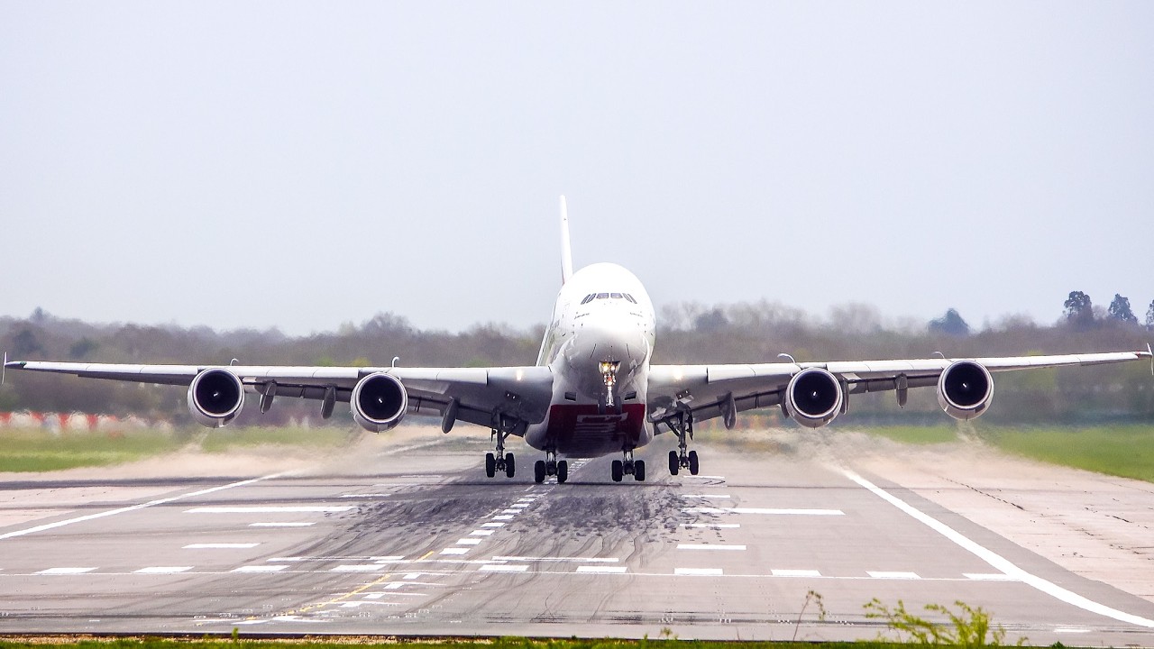 45 MINS of CROSSWIND LANDINGS and TAKEOFFS at London Gatwick Airport LGW