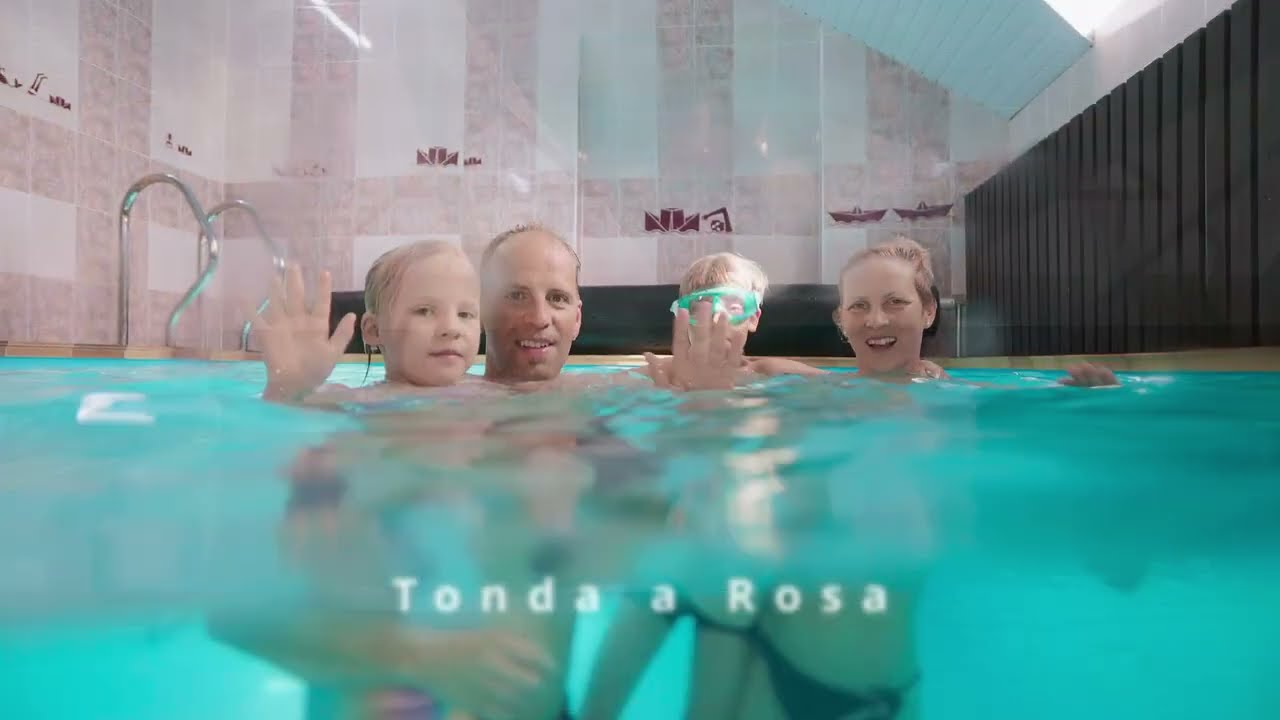 Tonda a Rosa s mámou a tátou v radosti ve vodě