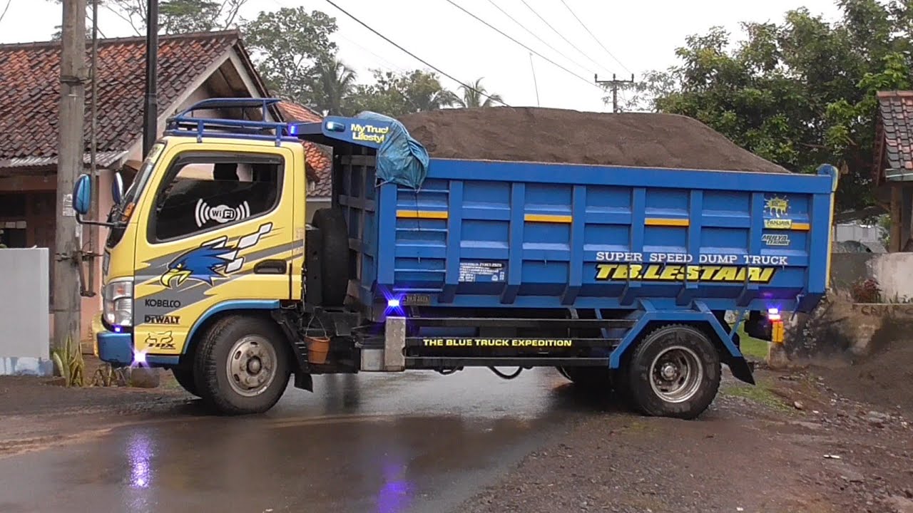 Dump Truck Pasir Kesulitan Bongkar Muatan, Ban Belakang Sempet Slip