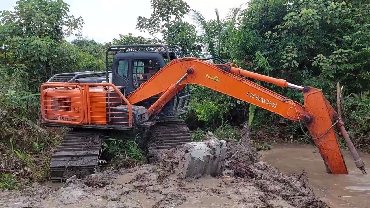 excavator hitachi buat tanggul di lahan gambut