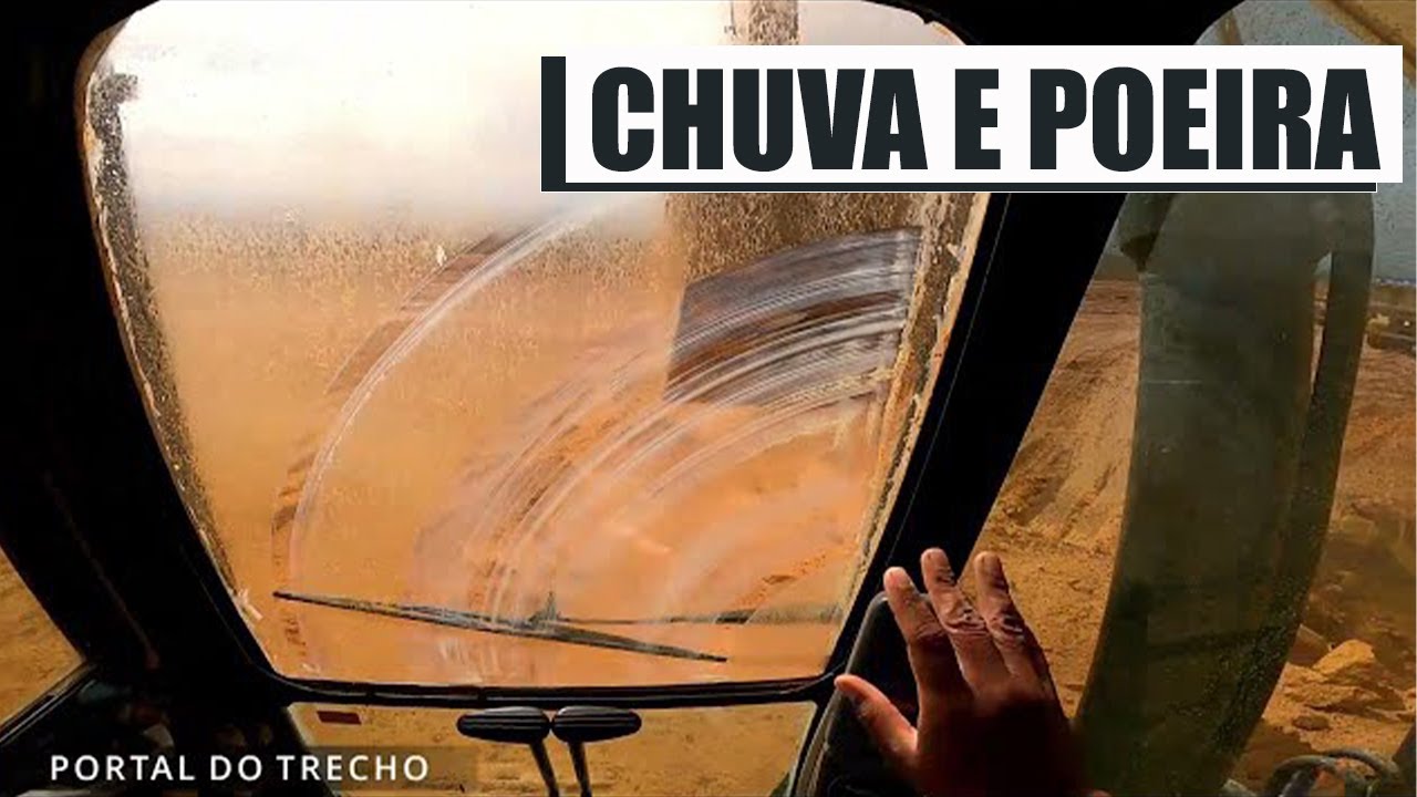 Trabalhando com escavadeira 320D na chuva com poeira