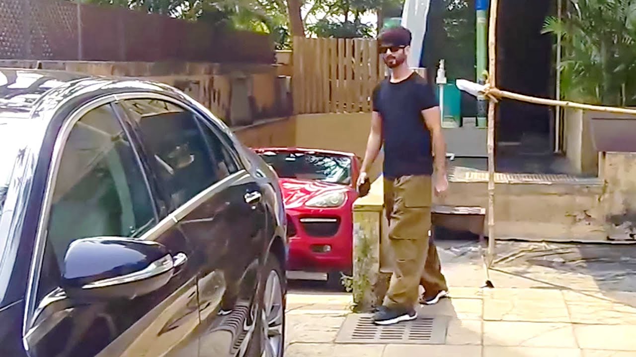 Shahid Kapoor and Mira Rajput Snapped at Juhu
