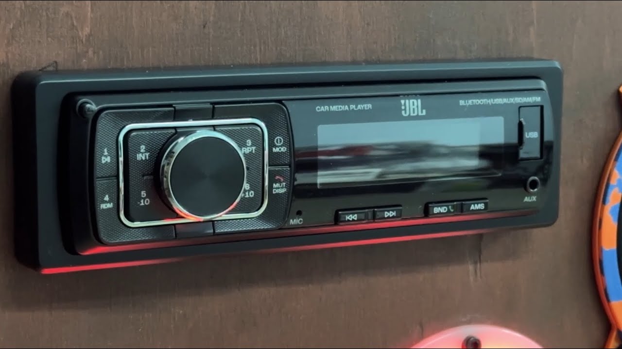 JBL Celebrity 150 (Арсенал возможностей при общем минимализме)
