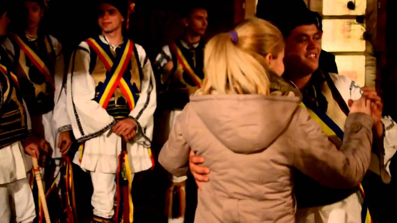jucatul fetelor (Calusarii din Martinesti 2014)