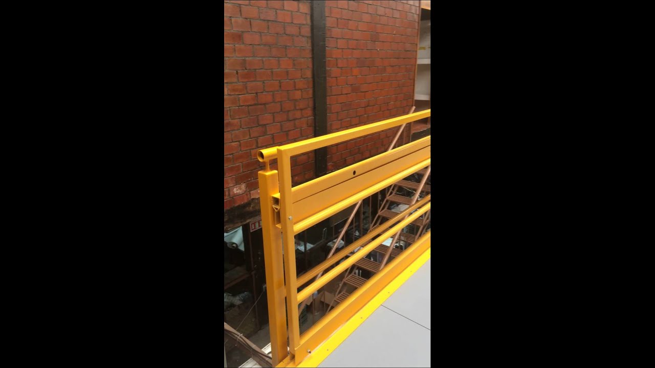 MEZZANINE SLIDING DOOR de MSB. Los expertos en mezzanines. Mezzanine Standard Builders por EDICOM