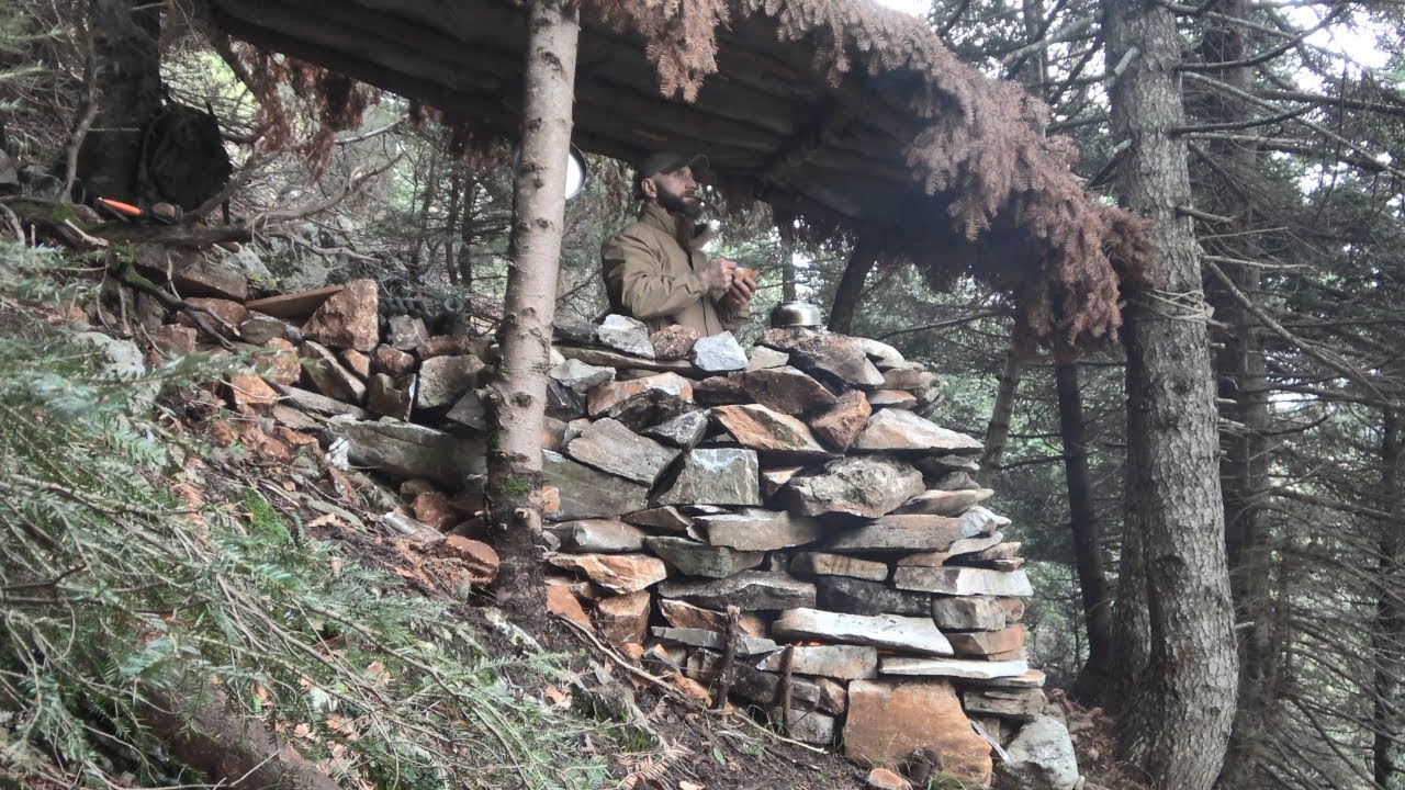 2 days: bushcraft trip on the mountain at 1300 meters.Grilled pork spareribs.Hiking.Making breakfast