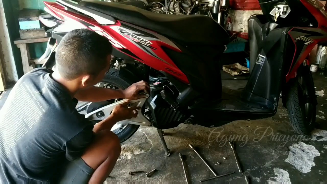 MELEPAS RODA BELAKANG VARIO125 SENDIRI