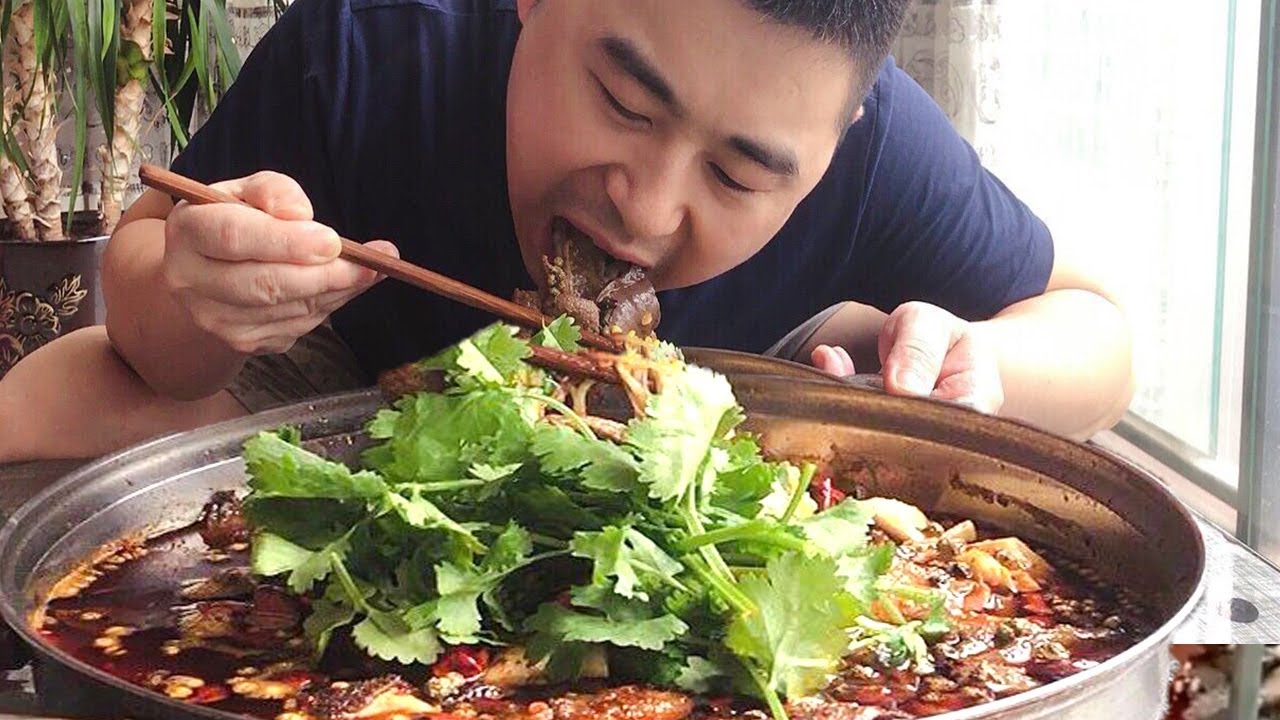 【超小厨】正宗重庆“毛血旺”，鳝鱼毛肚加配菜，花椒来一勺，麻麻辣辣，太过瘾了！