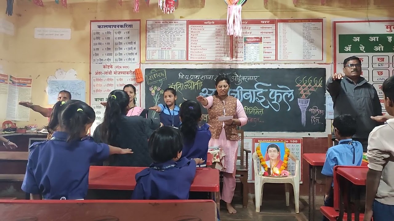 बालिका दिनानिमित्त शिक्षण विषयक स्वतः लिहिलेली प्रतिज्ञा घेताना