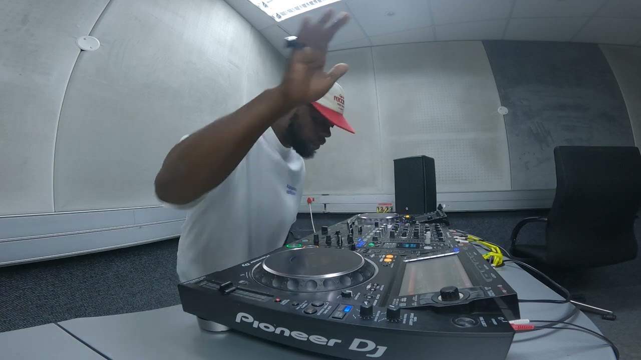 Deep House vibes with Sonic6teen live at the SABC HQ in Cape Town. Pure groove.