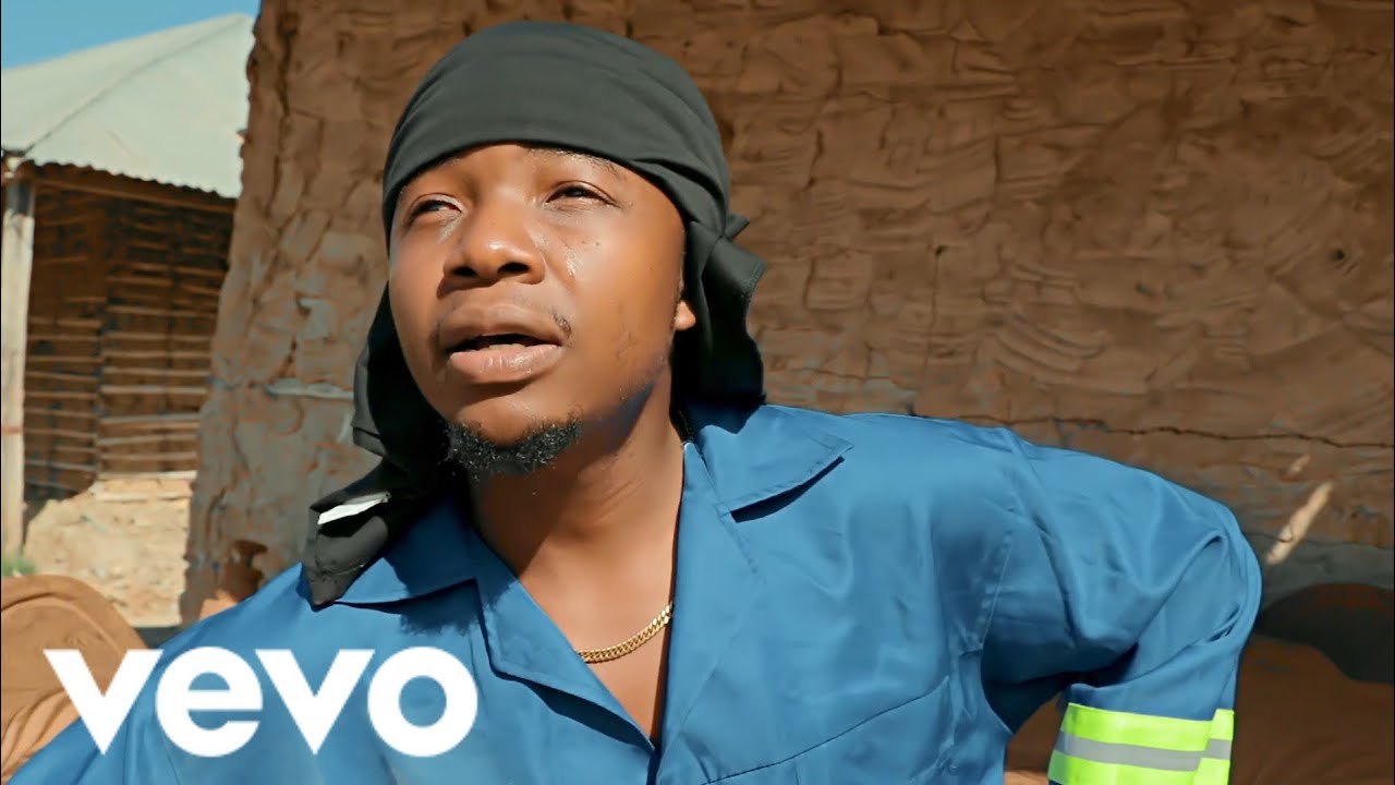Starleezy Martins_-_Owani Kinawa_Ft_Estrela Dina_( Videoclipe Officiel ) 2025