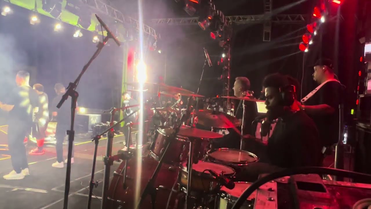 Gabriel ferrari tocando com o cantor Ferrugem ao vivo em Goiana!!!