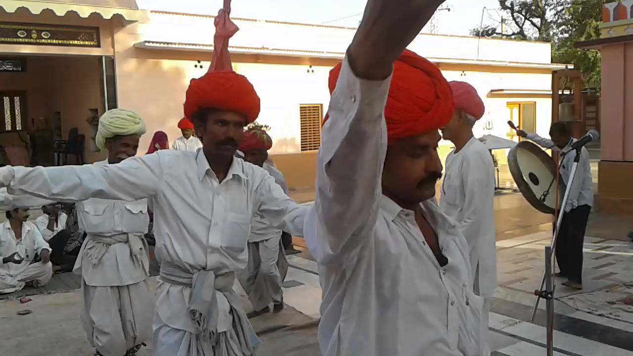 होली के पावन पर्व पर शीतला सप्तमी के दिन जागनाथ महादेव मंदिर में चंग की थाप पर गीत गाते लेटावासी