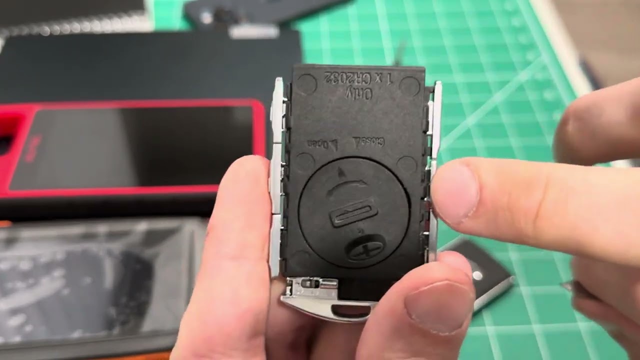 Как поменять батарейку на пульте Volvo (How to change the battery on a Volvo key)