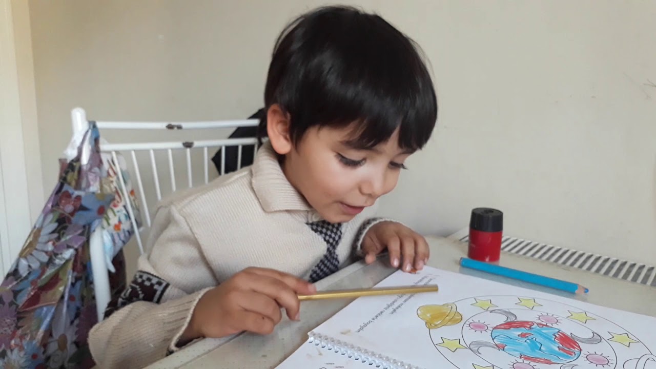 Yok böyle bir kuş.Hem konuşuyor hem yaramazlık yapıyor 😊