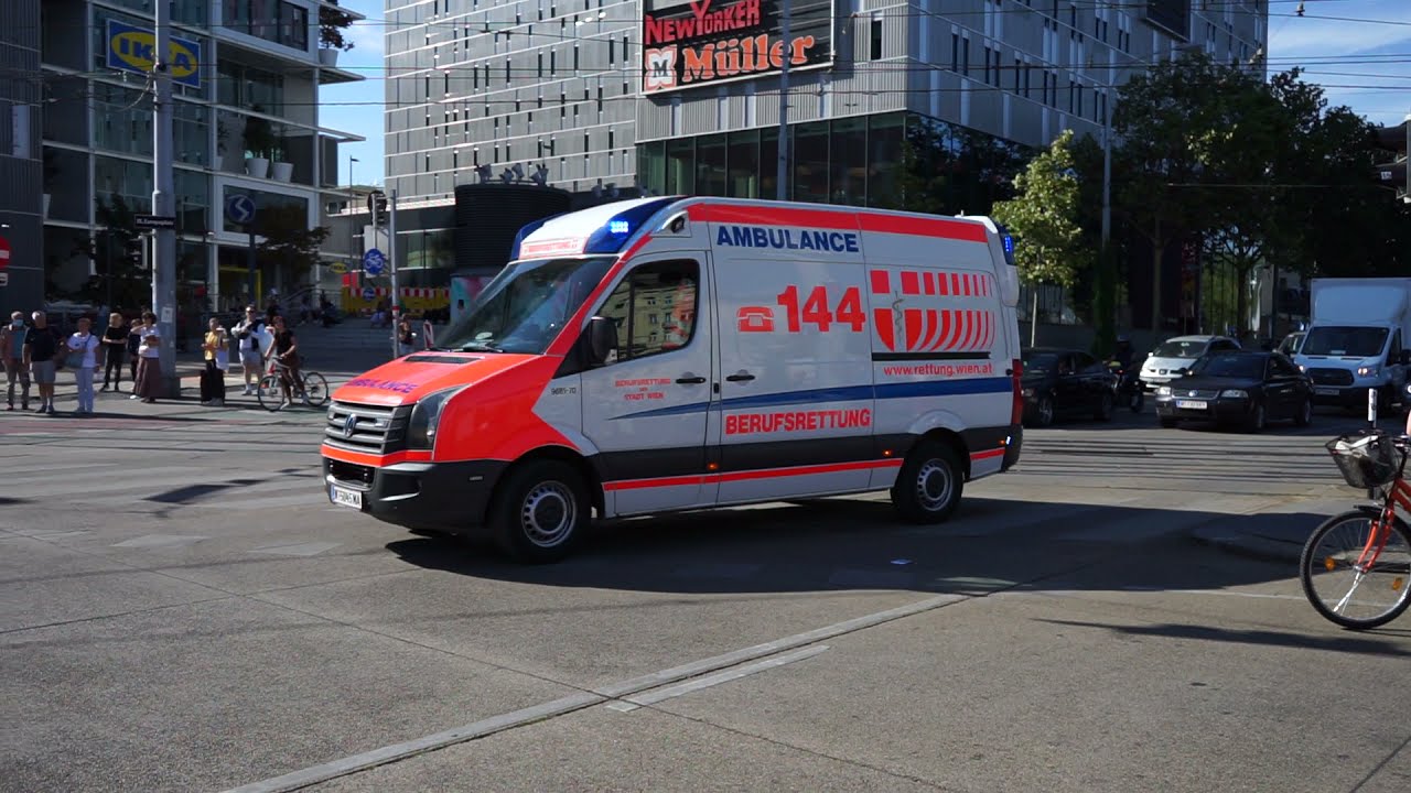 RTW der Berufsrettung Wien auf Einsatzfahrt