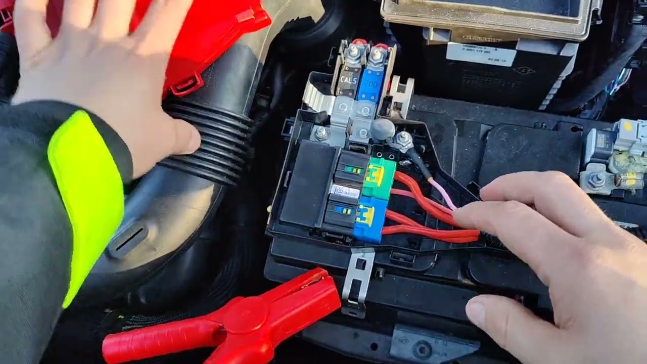 Dacia Duster podłączenie zacisków do akumulatora