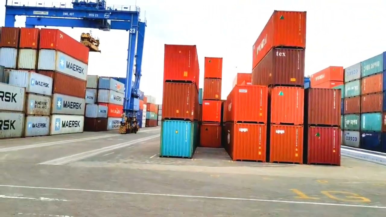 Adani Kattupalli Port Private Limited, Chennai / Container Terminal / Container loading at ship