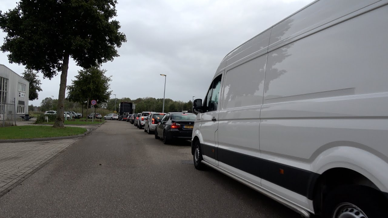 Gigantische rij voor goedkoop tanken in Lelystad