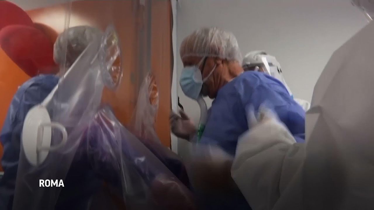Un hospital una lámina de plástico para que pacientes de COVID abracen a sus familiares