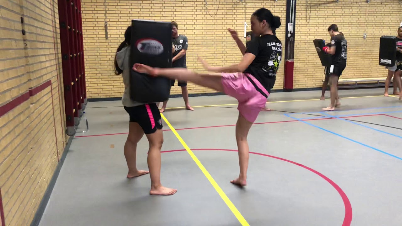 Trap techniek training op een trapkussen bij Team Soares