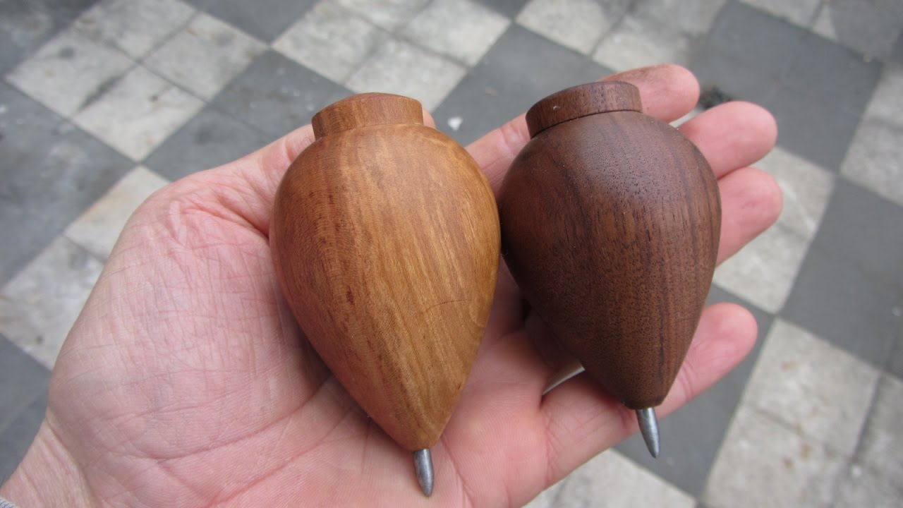 Torneando un trompo en 4:30 minutos . Hand turning a spinning top.
