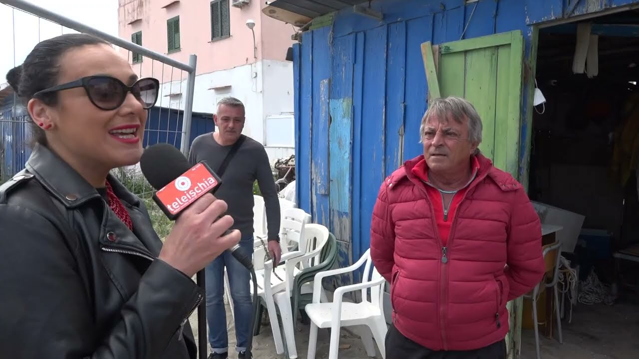 Ischia. Spiaggia dei Pescatori. Abbattute le vecchie baracche