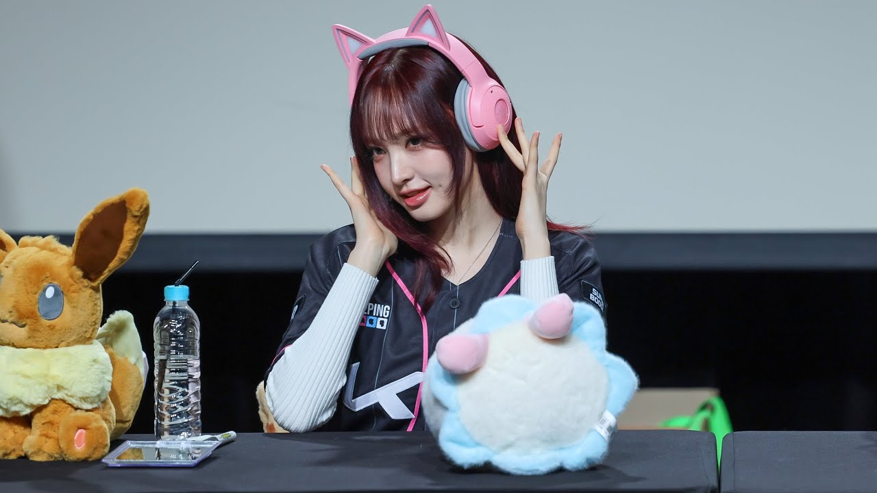 [4K] 251116 아이브 리즈 (IVE LIZ) - 팬사인회 짧은 포토타임 직캠 (IVE LIZ Fancam) | 사운드웨이브 SOUNDWAVE