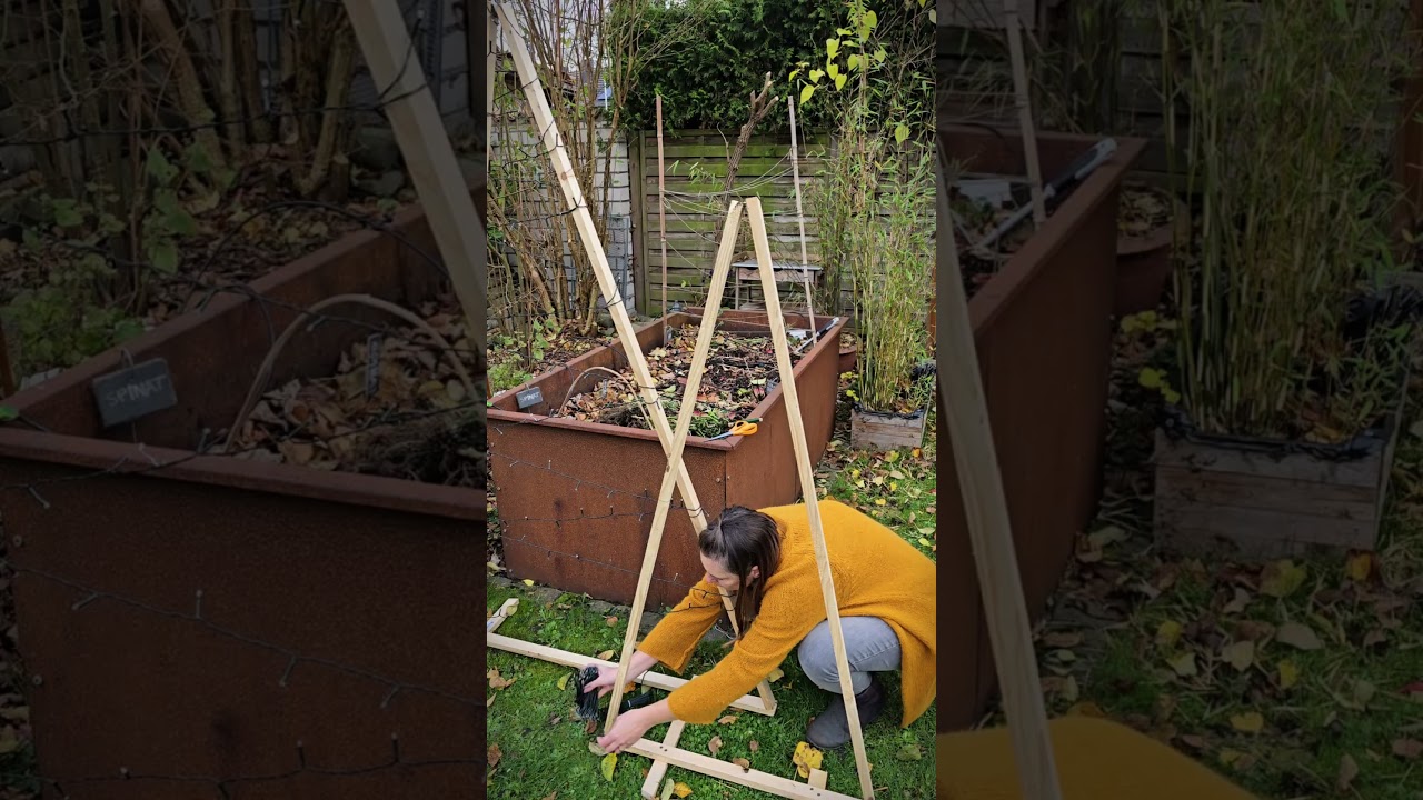 DIY Weihnachtsb&auml;ume aus Holzlatten #Weihnachtsbeleuchtung #diy #gartendeko