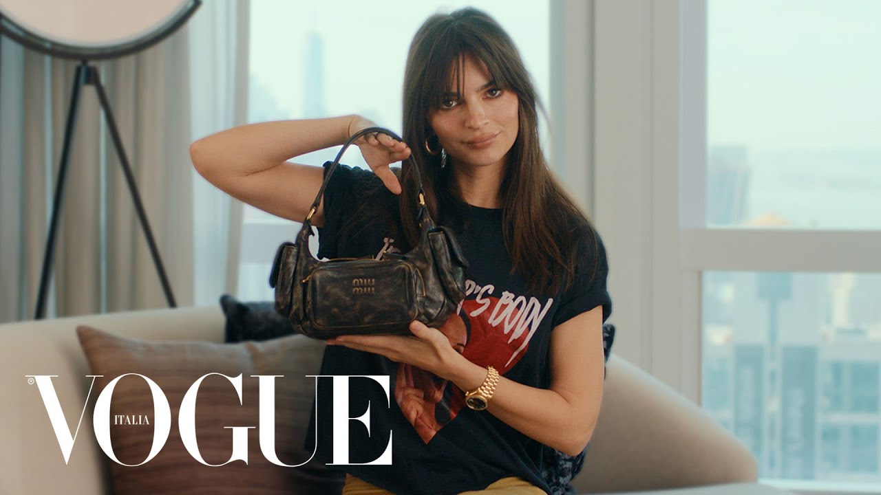 Emily Ratajkowski rivela cosa custodisce nella sua borsa | Vogue Italia