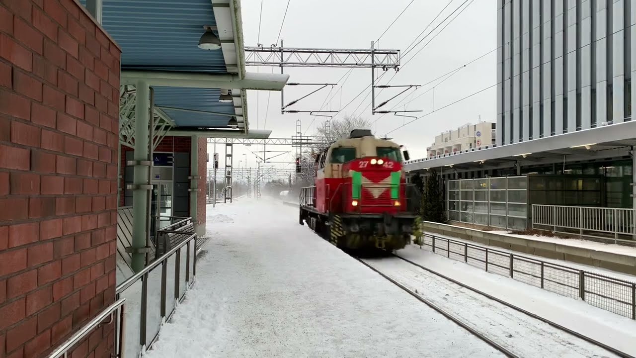 Junia Tikkurilan asemalla 2 | Trains at Tikkurila station 2
