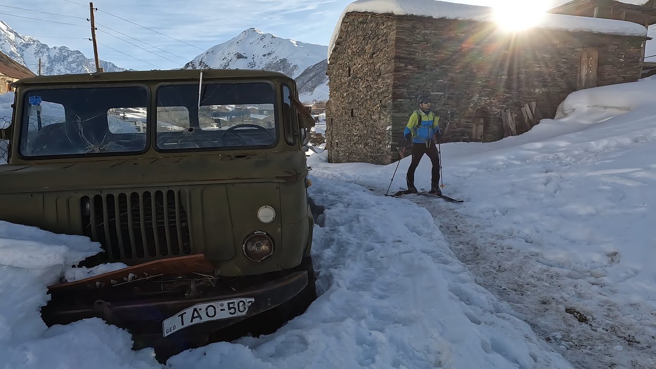 Cordal Gvibari peak con esquís (Georgia) Marzo 2025