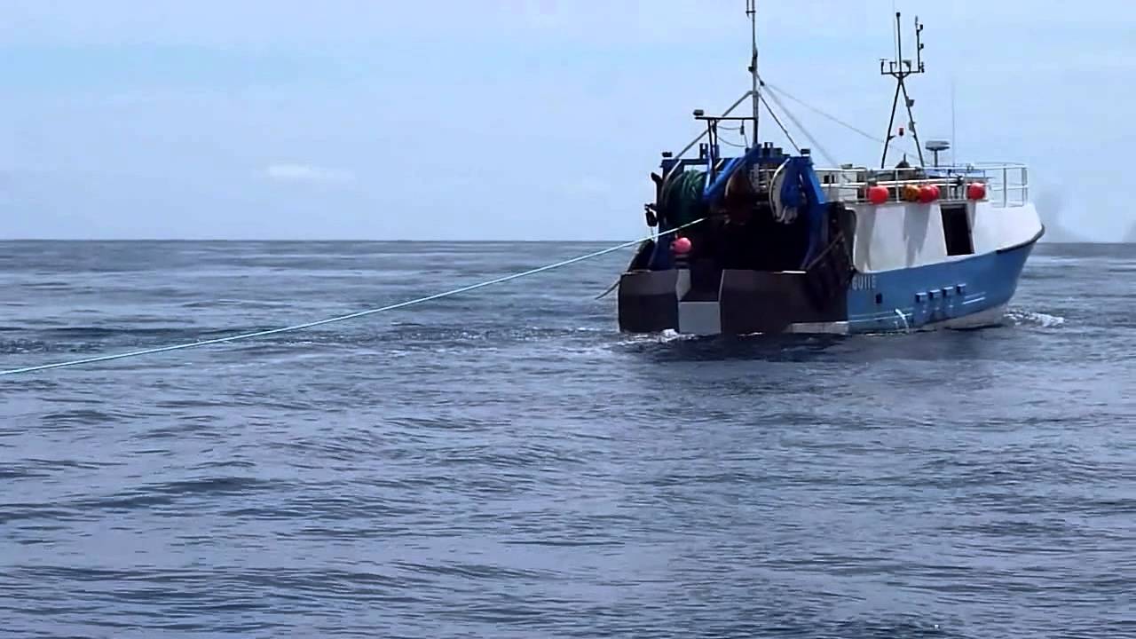 Trawler loses its net on reef [18th July 2015]