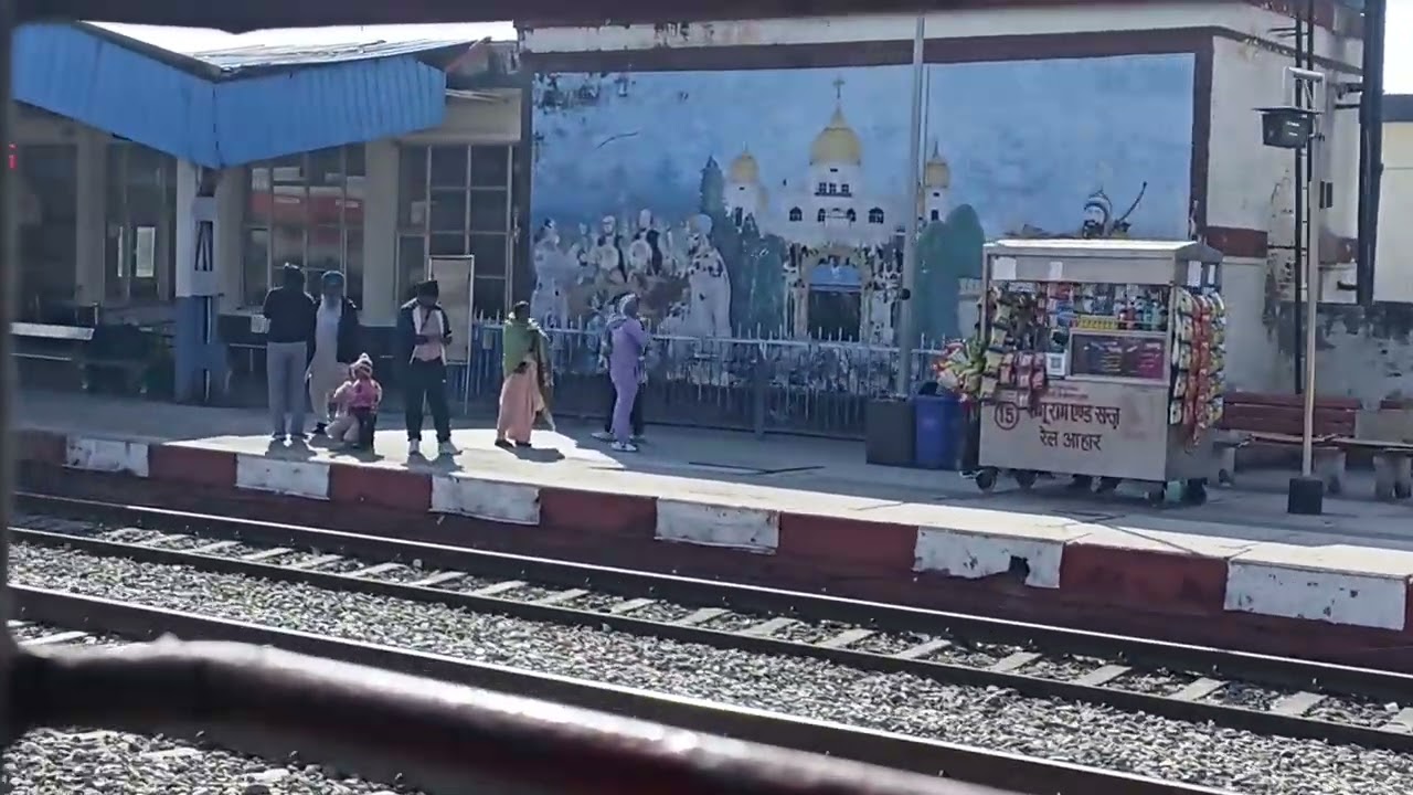 धीरे धीरे गाड़ी जा रही है🚎🚎🚎🚎🚎