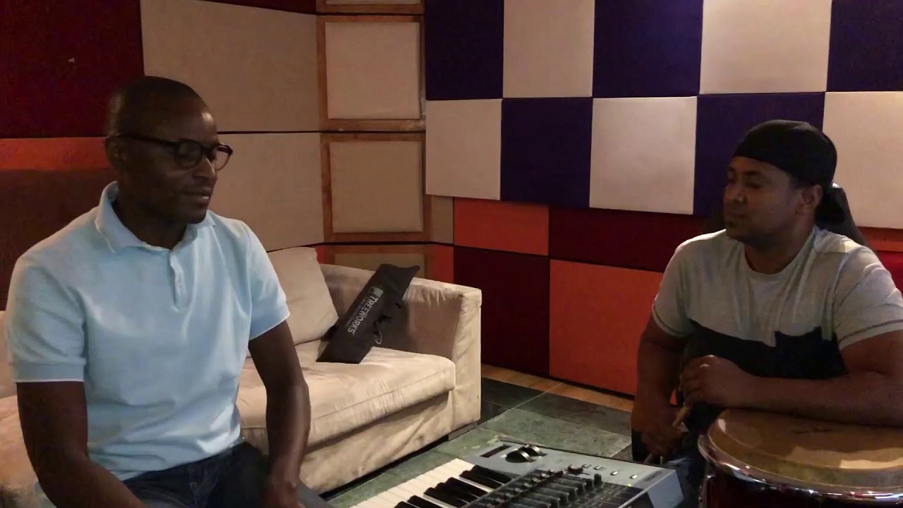 Como tocar piano no Semba com o pianista Miqueas da banda Maravilha. Piano tutorial from angola