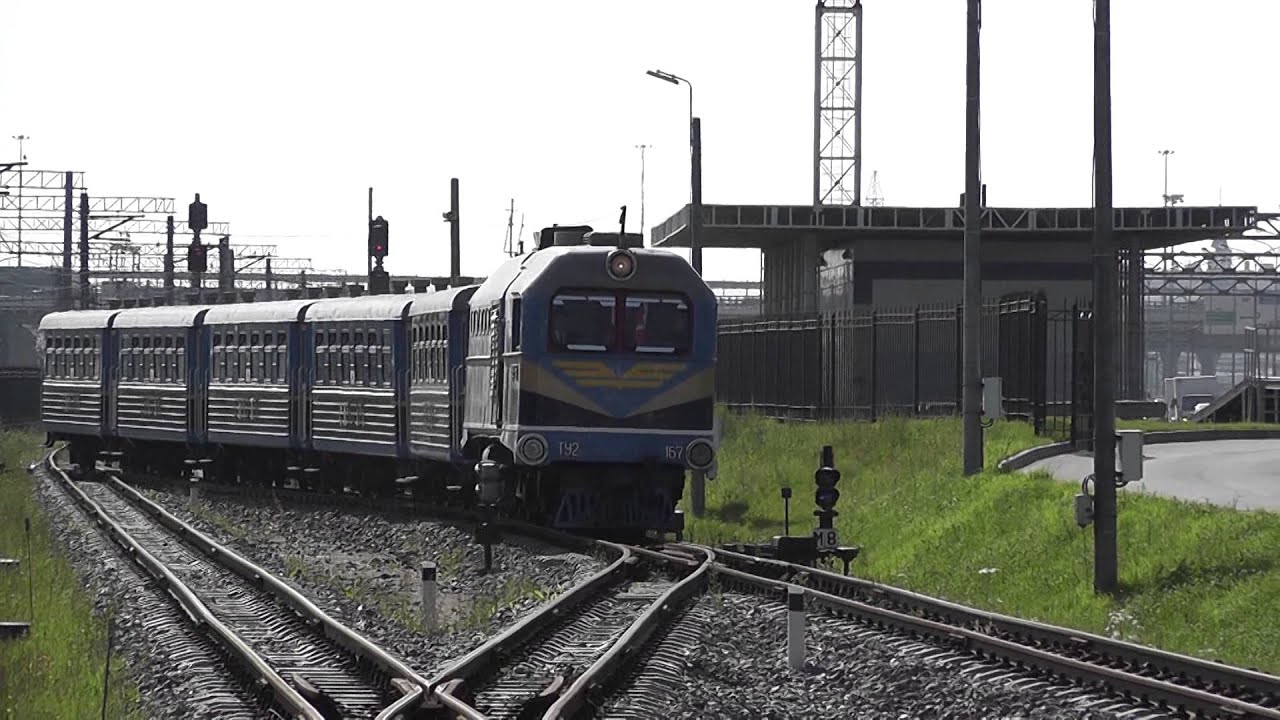 Тепловоз ТУ2-167 с составом прибывает на ст Молодежную МЦЖД