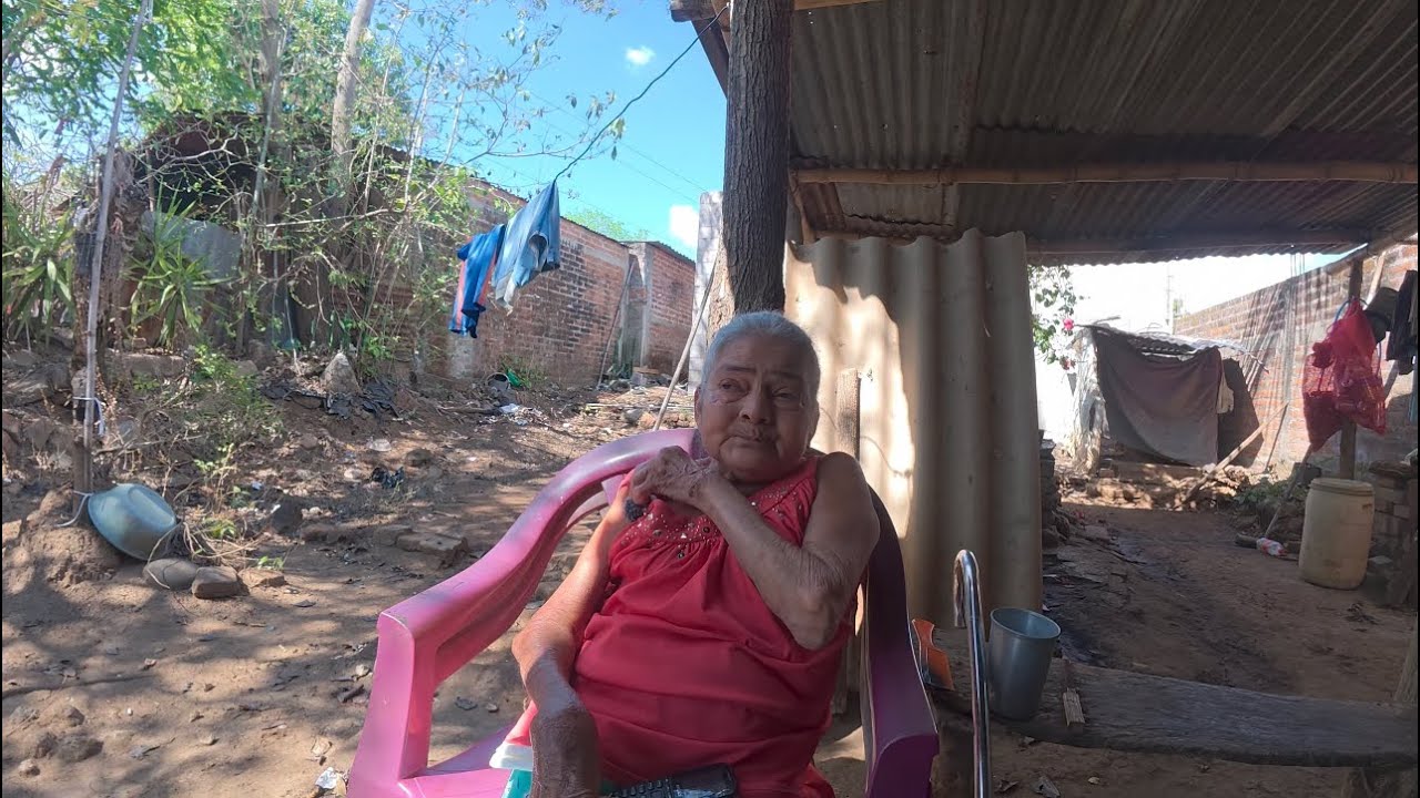 Nadie habla de esto en EL SALVADOR 🇸🇻 |Abuela vive en abandono, en extrema pobreza sin poder moverse