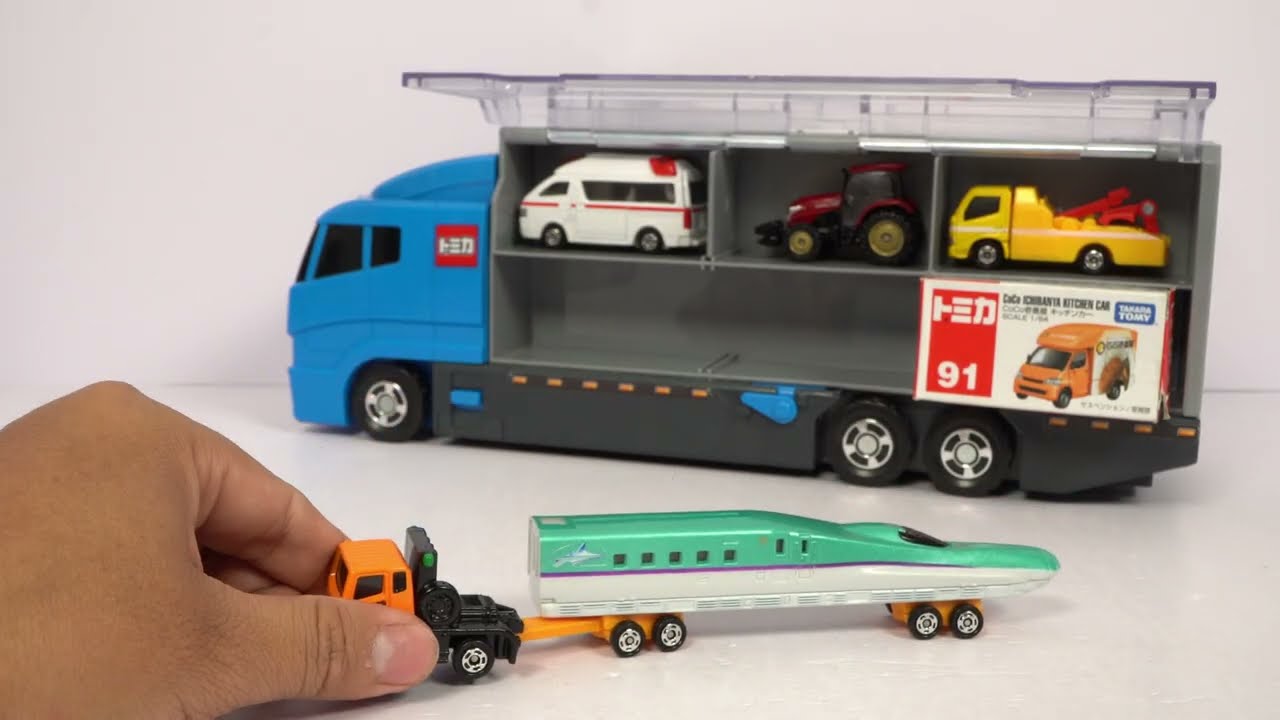 はたらくくるまのトミカのミニカーを開封してコンボイへ収納します☆Work car's Tomica miniature cars are opened and stored in the convoy